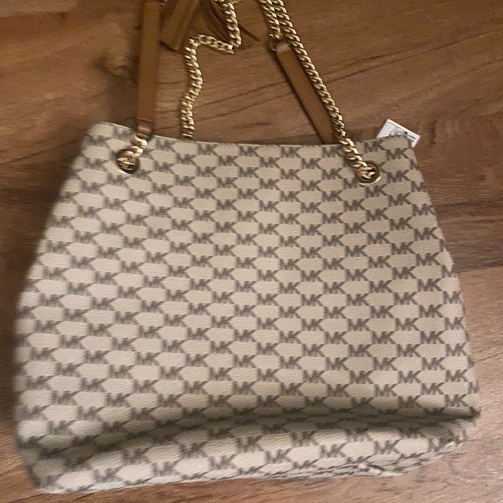 Michael kors purse very good condition. Very cute purse